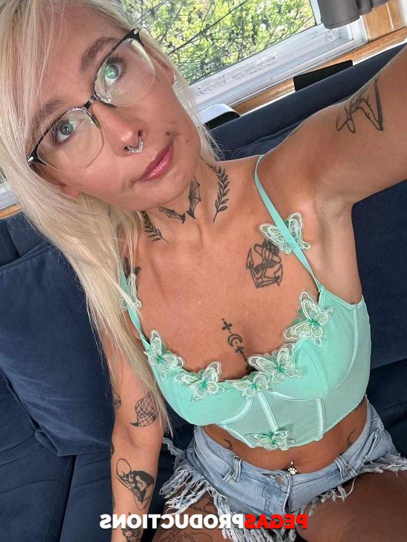 20P A adolescente loira gostosa Vanessa Russian tira a roupa e mostra seu corpo tatuado