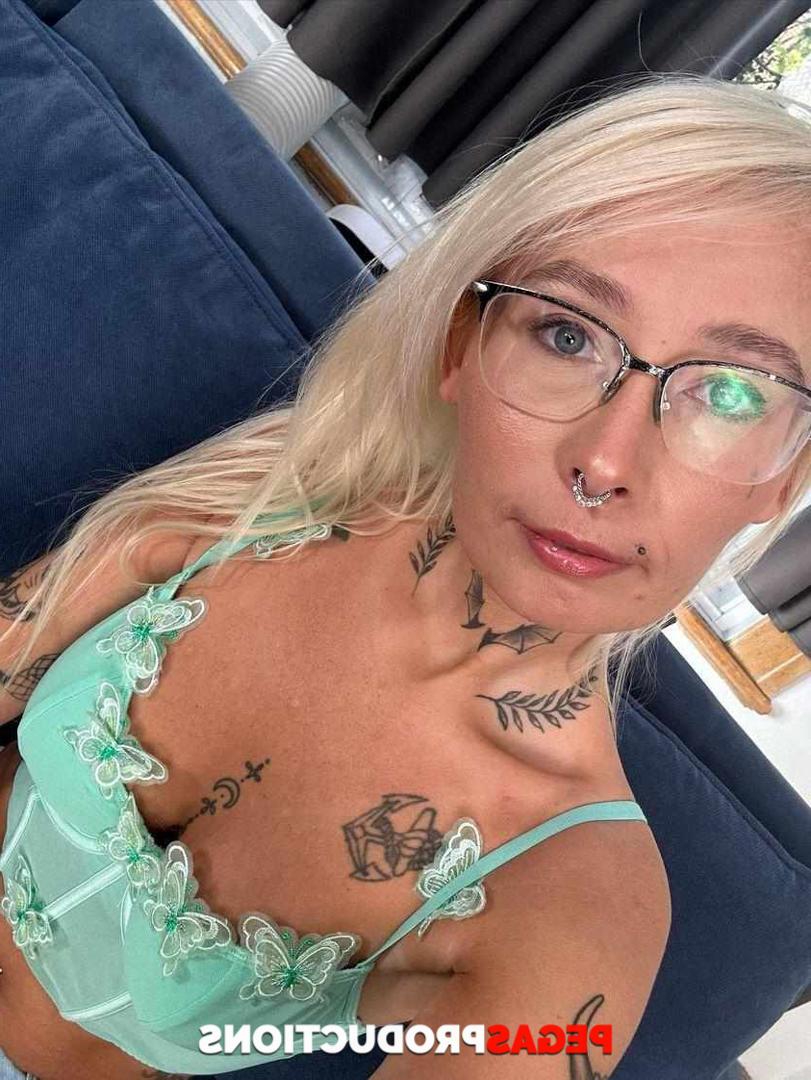 20P A adolescente loira gostosa Vanessa Russian tira a roupa e mostra seu corpo tatuado