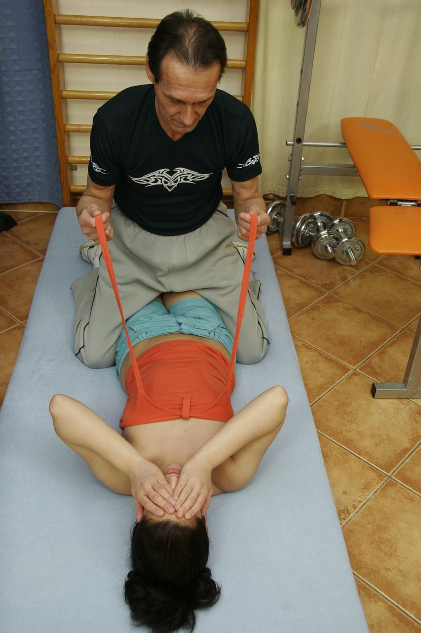 20P La morena Helen B es complacida por vía oral y follada por su entrenador personal