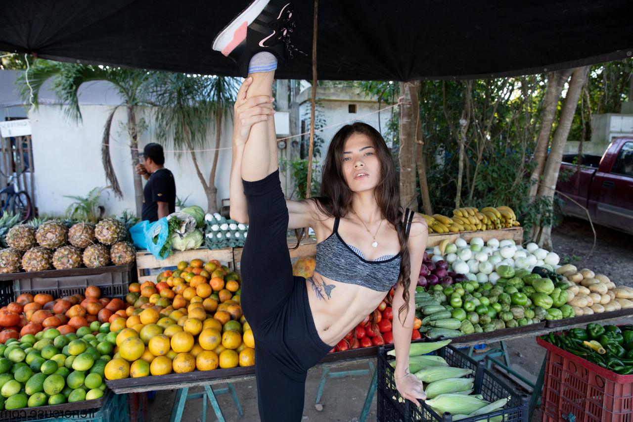 15P Irene Rouse, une brune et mince, montre son corps incroyablement flexible en public.
