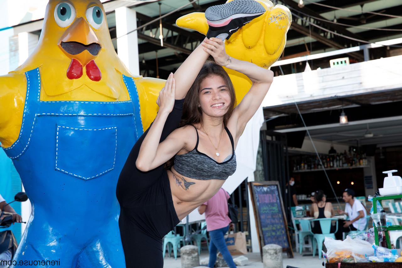 15P Irene Rouse, une brune et mince, montre son corps incroyablement flexible en public.