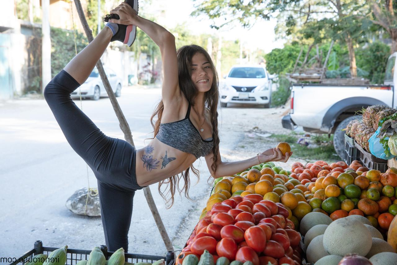 15P Irene Rouse, une brune et mince, montre son corps incroyablement flexible en public.