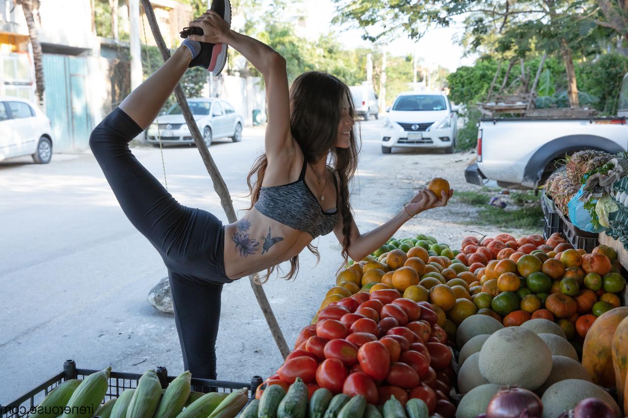 15P Irene Rouse, une brune et mince, montre son corps incroyablement flexible en public.