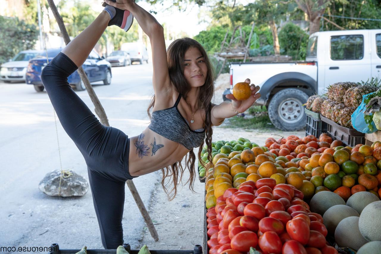 15P Irene Rouse, une brune et mince, montre son corps incroyablement flexible en public.