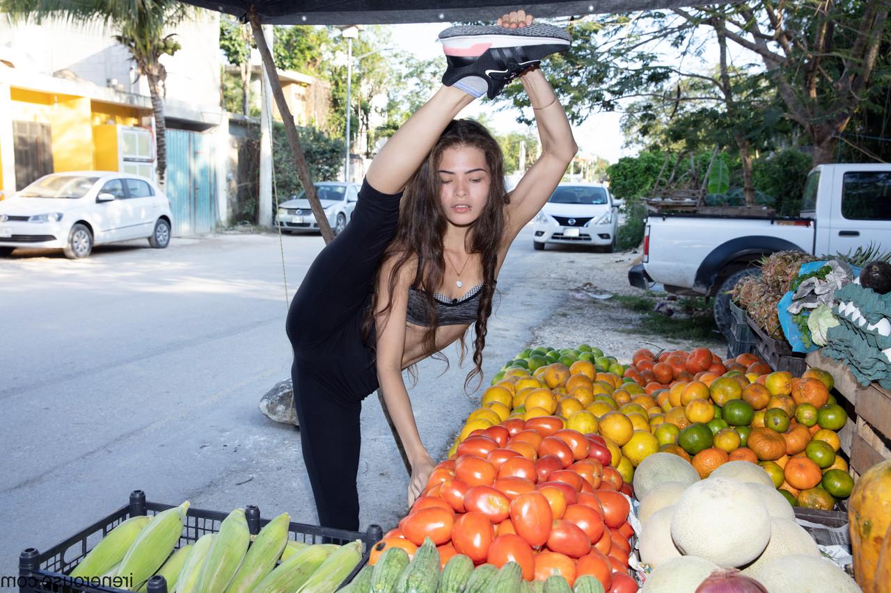 15P Irene Rouse, une brune et mince, montre son corps incroyablement flexible en public.