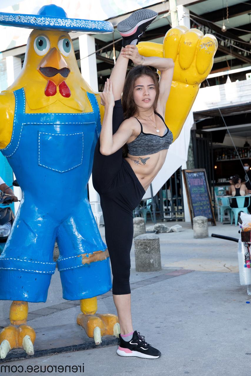 15P Irene Rouse, une brune et mince, montre son corps incroyablement flexible en public.