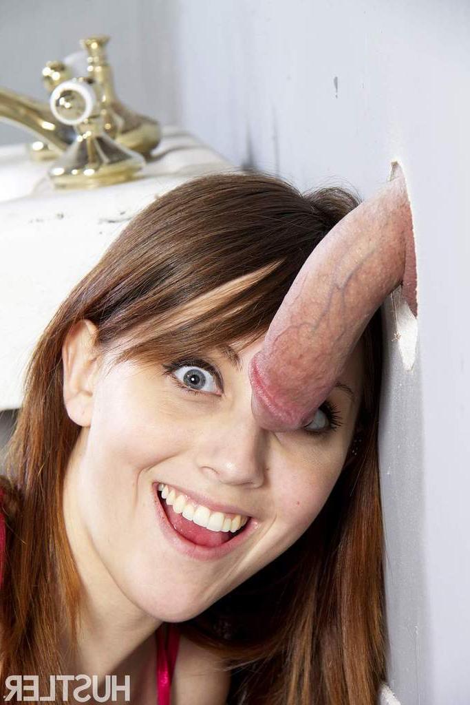 16P A pequena estrela pornográfica Nickey Huntsman encontra um pau para chupar no buraco da glória no banheiro