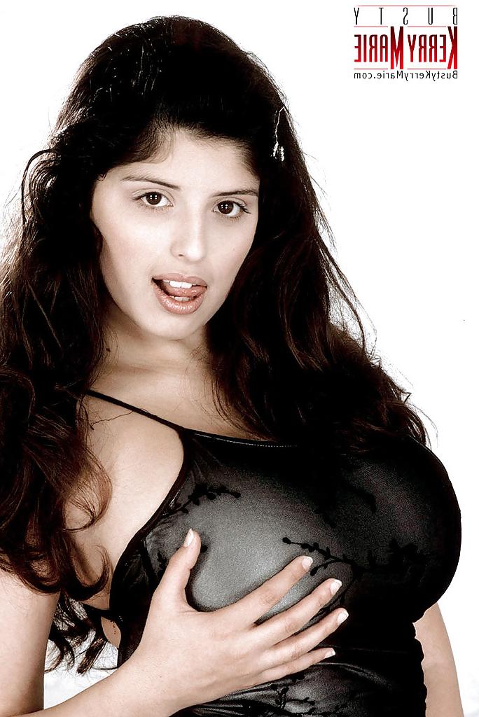 16P Une star du porno BBW européenne vêtue de bas exposant ses énormes nichons de MILF.