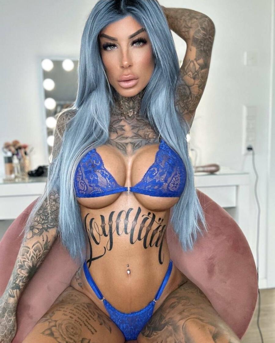 19P A sedutora amadora tatuada Jacky posando em sua lingerie sexy de renda