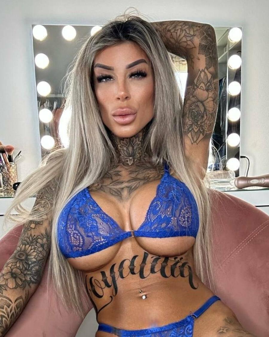19P A sedutora amadora tatuada Jacky posando em sua lingerie sexy de renda