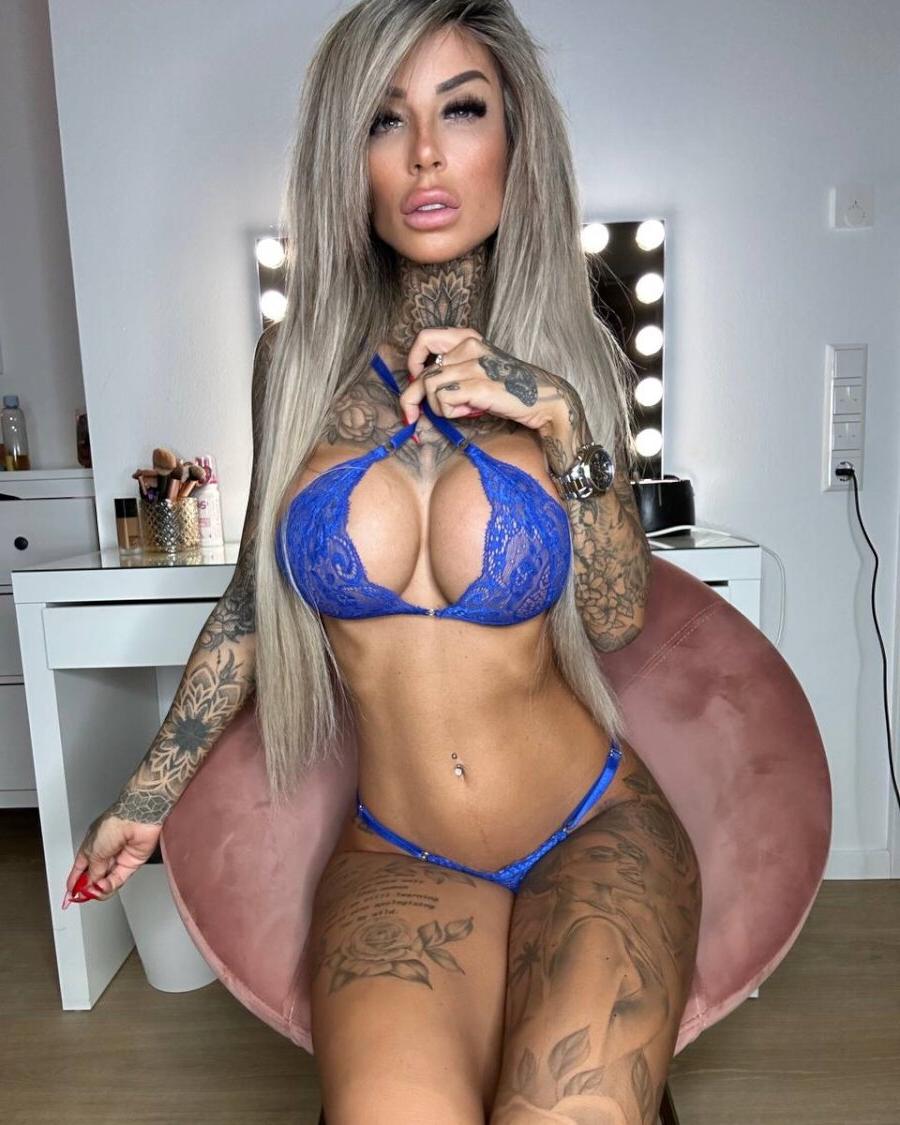 19P A sedutora amadora tatuada Jacky posando em sua lingerie sexy de renda