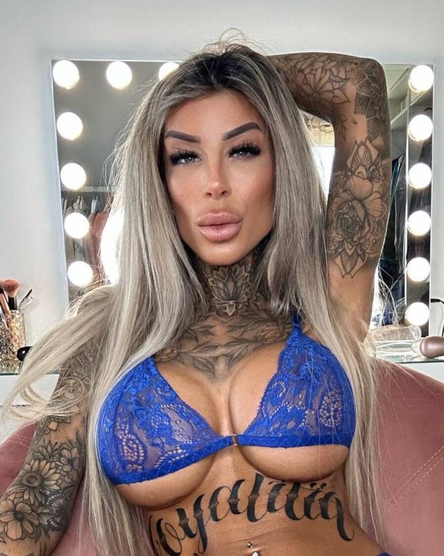 19P A sedutora amadora tatuada Jacky posando em sua lingerie sexy de renda