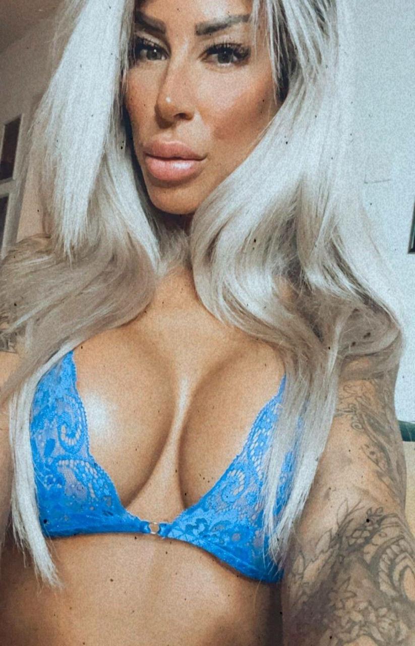 19P A sedutora amadora tatuada Jacky posando em sua lingerie sexy de renda