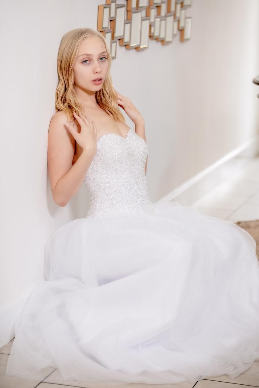12P La pequeña rubia Braylin Bailey tiene sexo con el vestido de novia de su madre