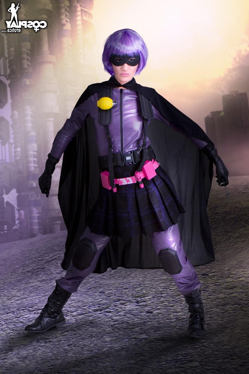 12P Cosplay-Begeisterung befreit ihre festen Titten und ihre Muschi aus ihrer Uniform