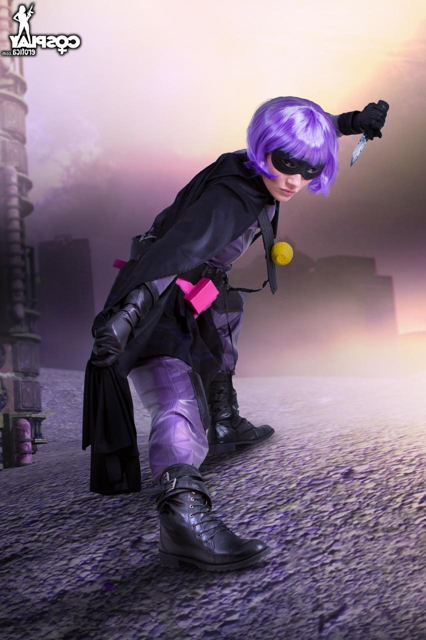 12P Cosplay-Begeisterung befreit ihre festen Titten und ihre Muschi aus ihrer Uniform