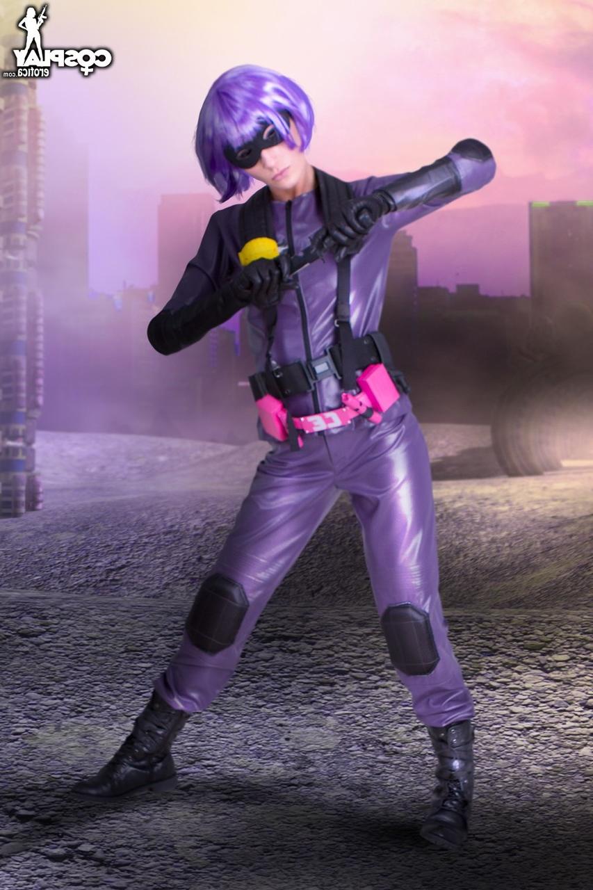 12P Cosplay-Begeisterung befreit ihre festen Titten und ihre Muschi aus ihrer Uniform