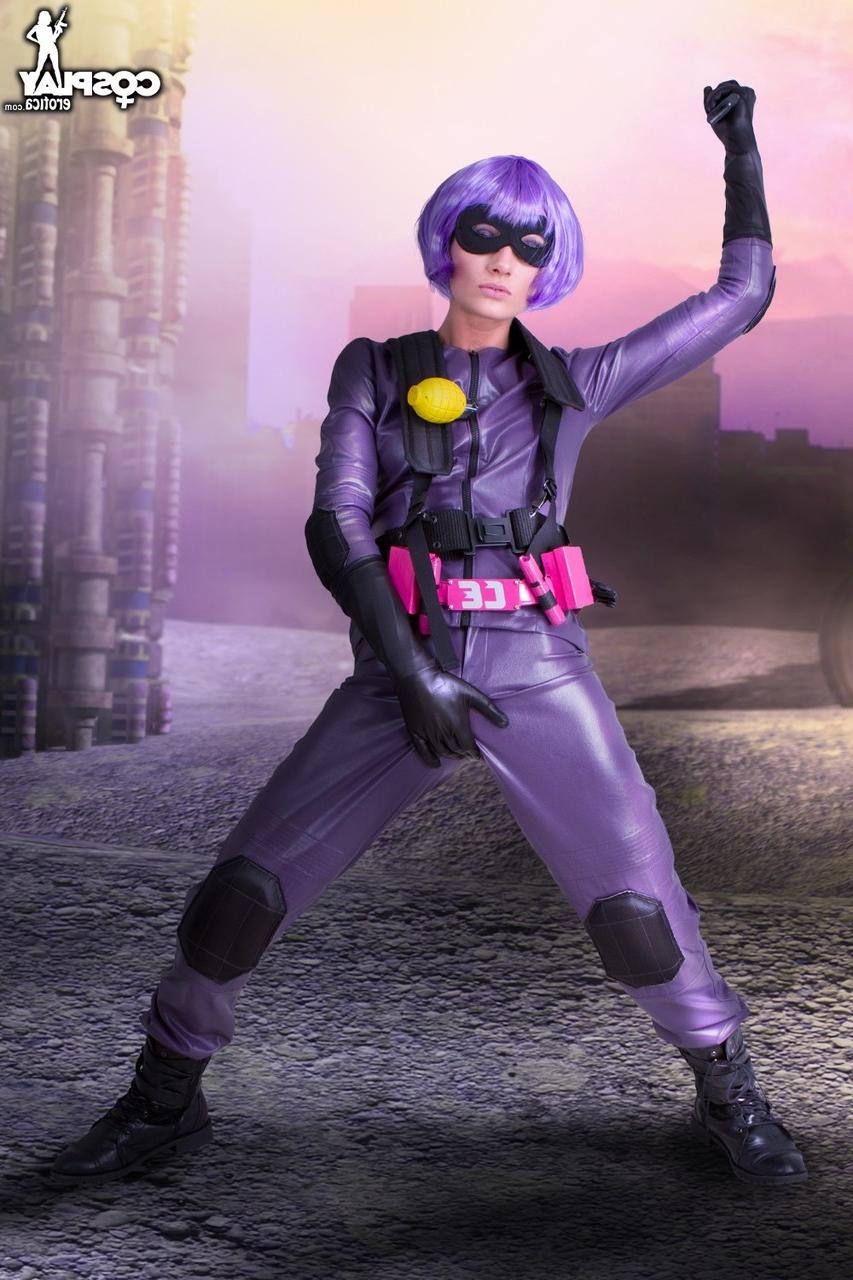 12P Cosplay-Begeisterung befreit ihre festen Titten und ihre Muschi aus ihrer Uniform