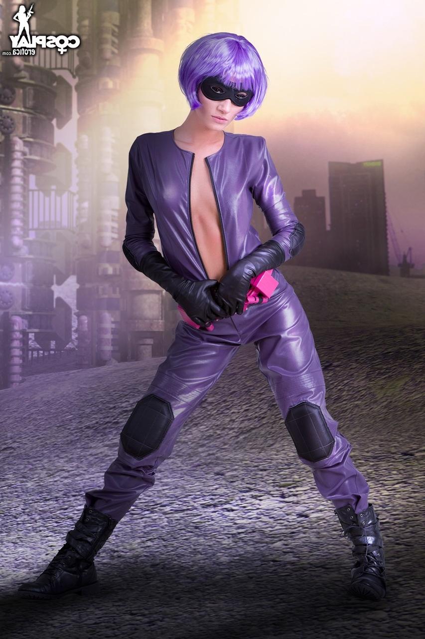 12P Cosplay-Begeisterung befreit ihre festen Titten und ihre Muschi aus ihrer Uniform
