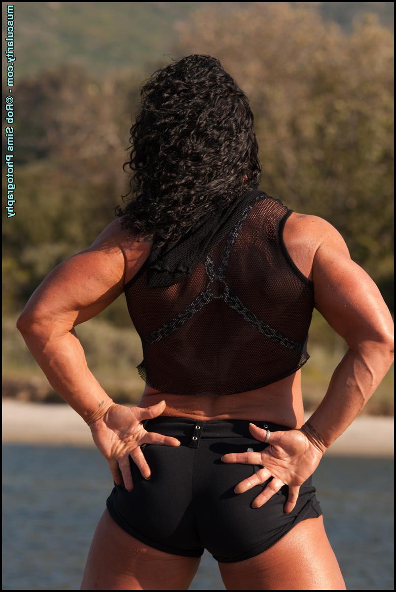 15P Bodybuilderin Sharon Mould lässt während eines SFW-Auftritts am Strand ihre Muskeln spielen