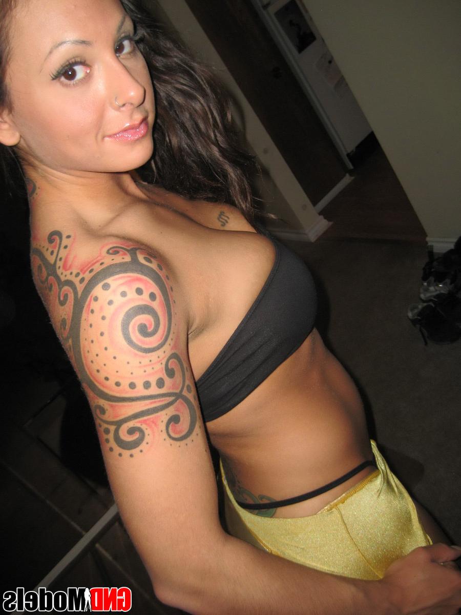 12P Das sexy Mädchen Zoe zieht ihr Tube-Top aus, während sie einen Tanga trägt