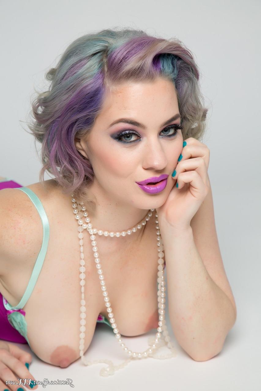 20P Der sexy Pornostar Jessica Ryan posiert in ihren bunten Dessous und reibt ihre großen Titten