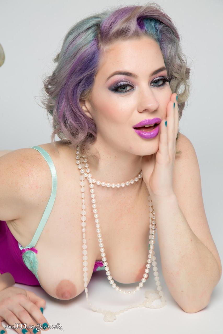 20P Der sexy Pornostar Jessica Ryan posiert in ihren bunten Dessous und reibt ihre großen Titten