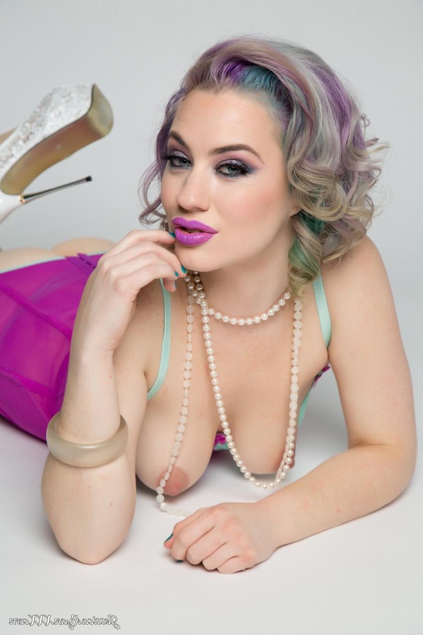 20P Der sexy Pornostar Jessica Ryan posiert in ihren bunten Dessous und reibt ihre großen Titten