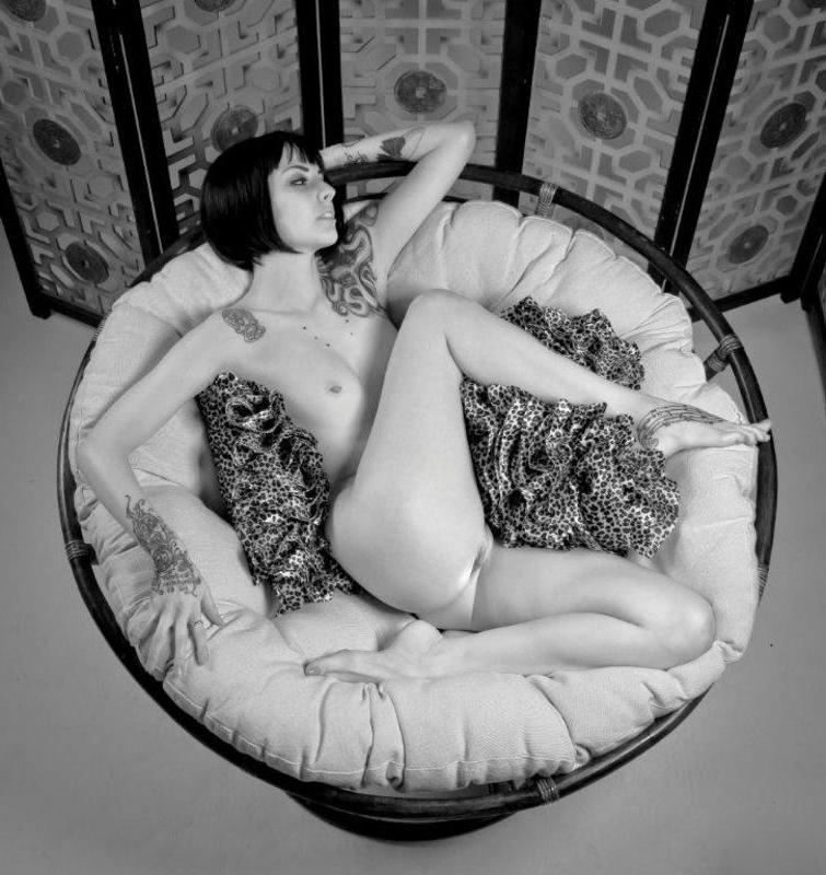 20P Nena morena encorsetada muestra sus hermosas tetas en una recopilación de arte de chicas calientes