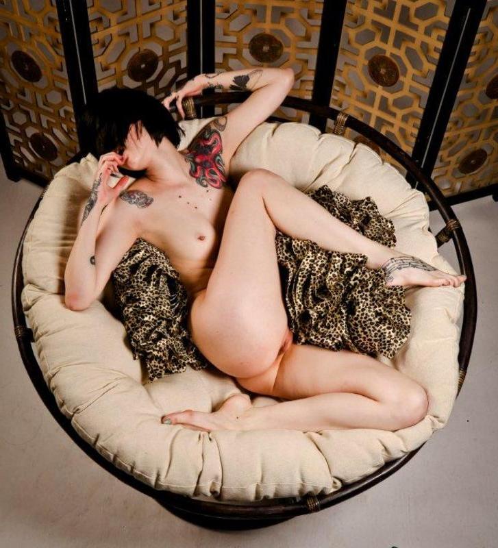 20P Nena morena encorsetada muestra sus hermosas tetas en una recopilación de arte de chicas calientes