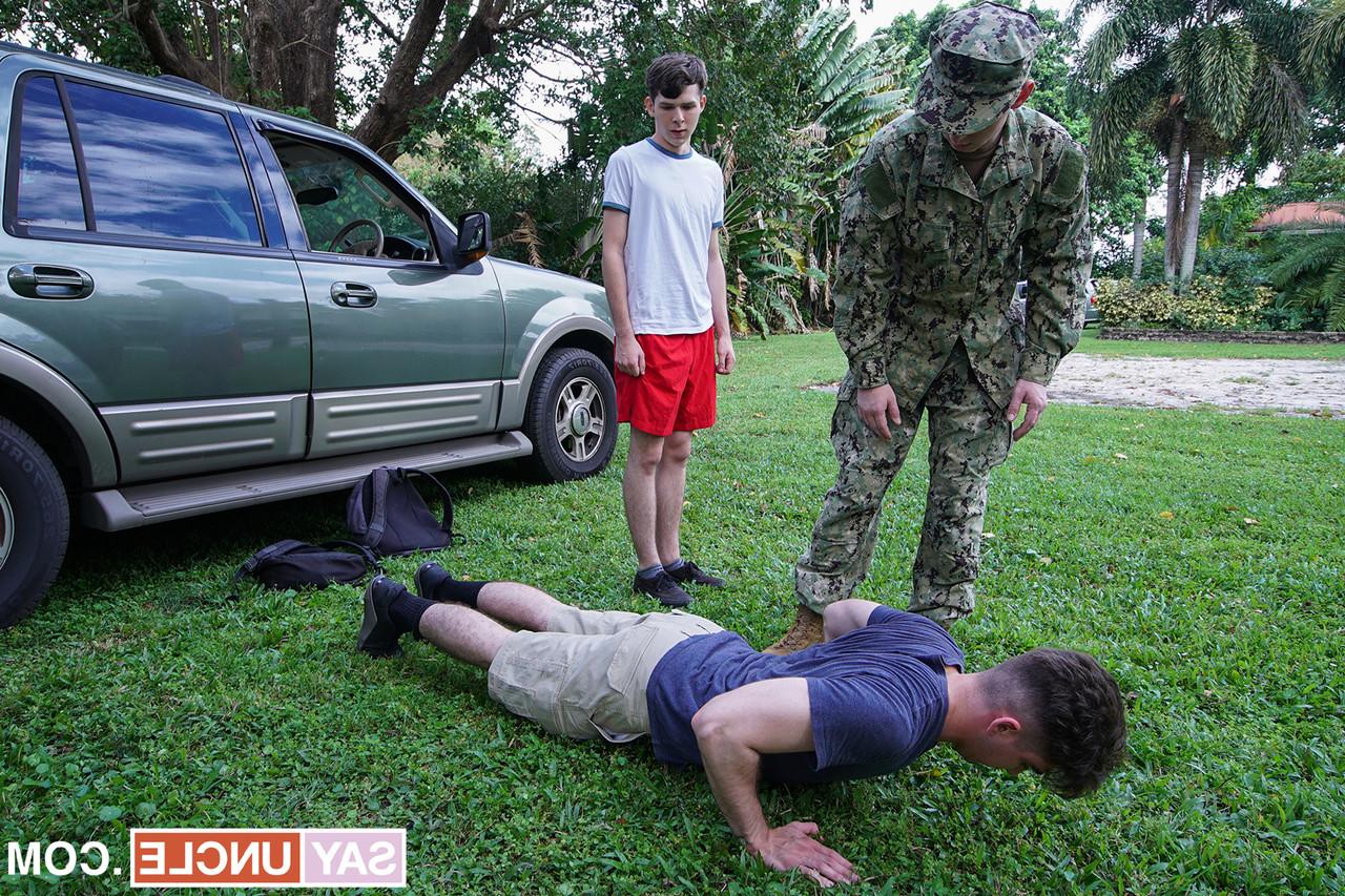 9P Garotos gays fazem um trio anal selvagem com um militar ao ar livre