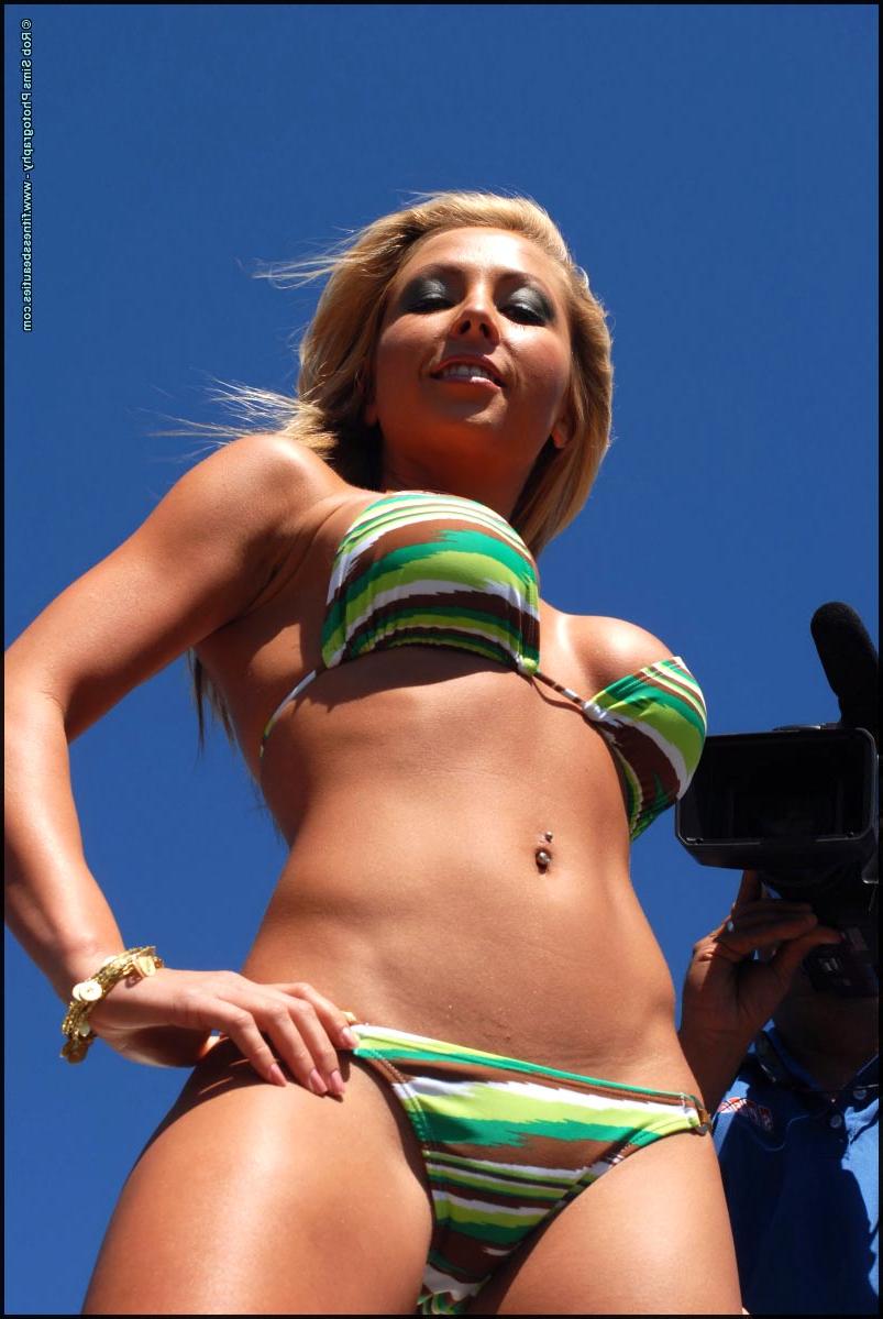 15P Emily Tisdale, mannequin blonde de fitness, pose en extérieur tout en portant un bikini.