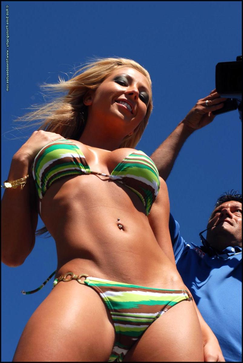 15P Emily Tisdale, mannequin blonde de fitness, pose en extérieur tout en portant un bikini.