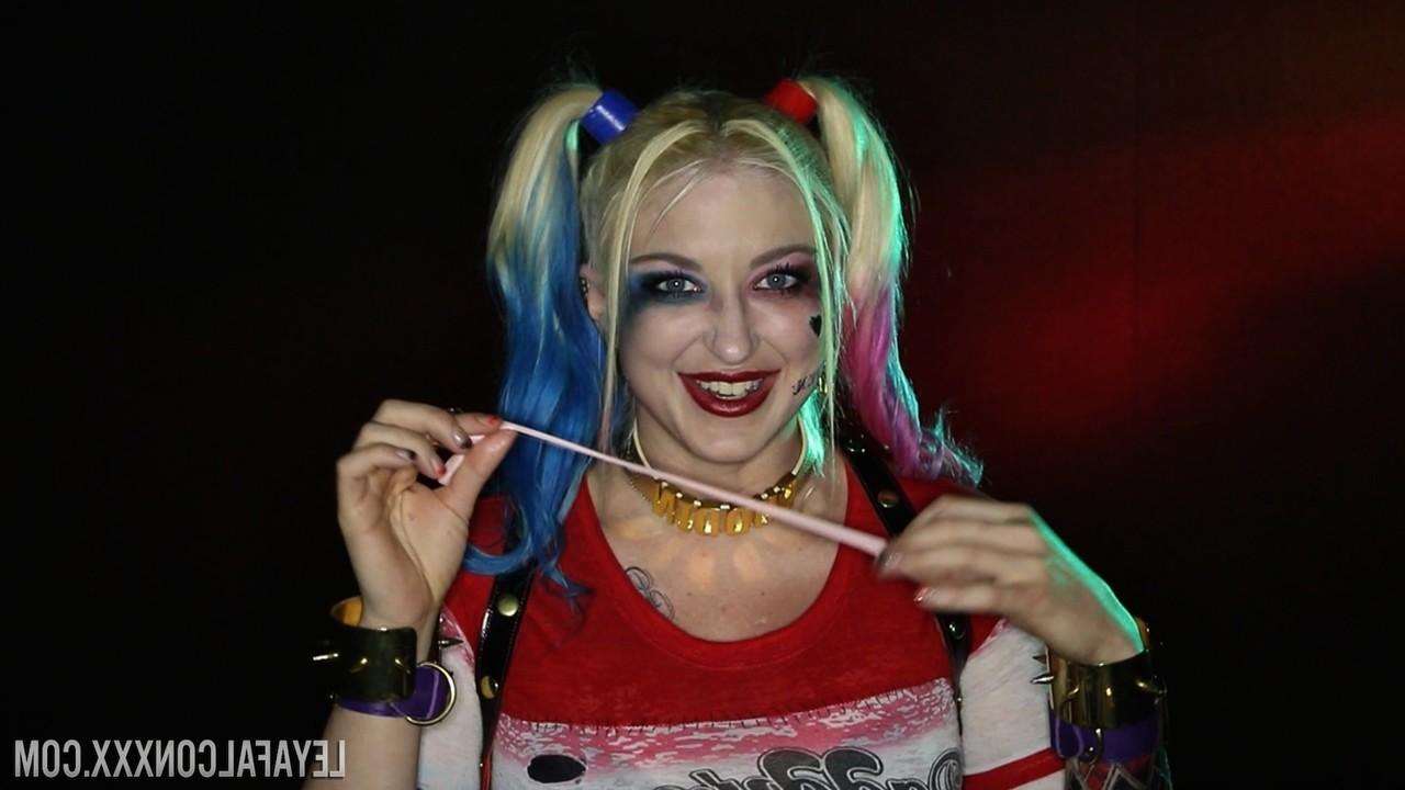 15P La star du porno platine Leya Falcon