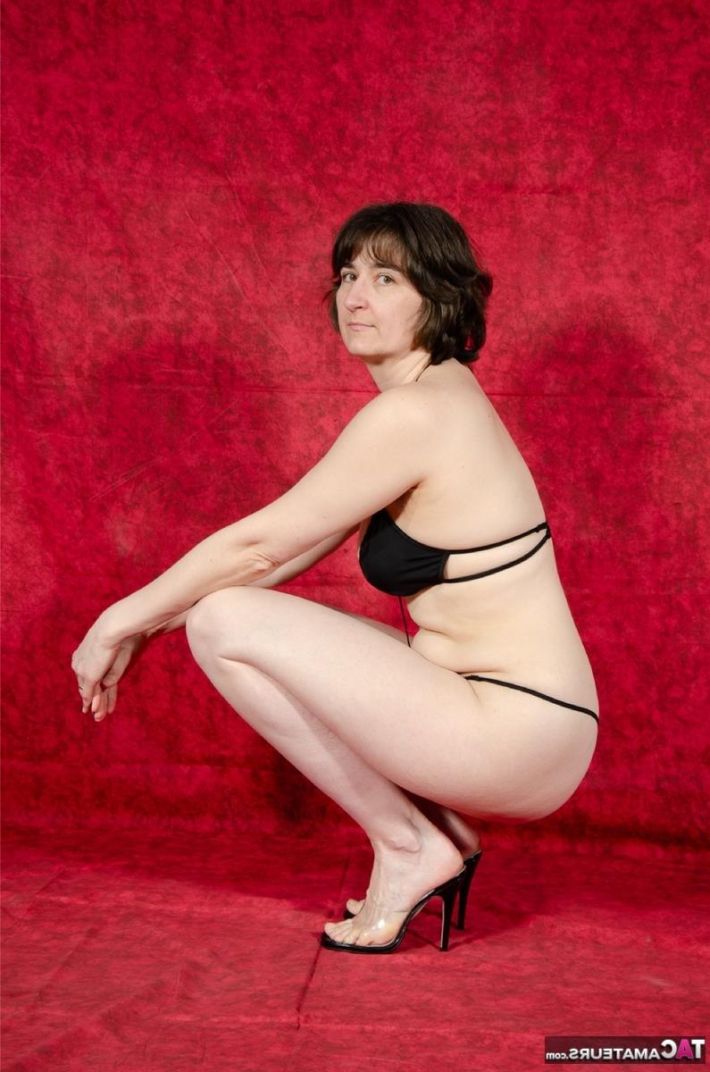 16P Die reife Brünette Hotmilf entblößt eine Brustwarze, während sie einen schwarzen Bikini trägt