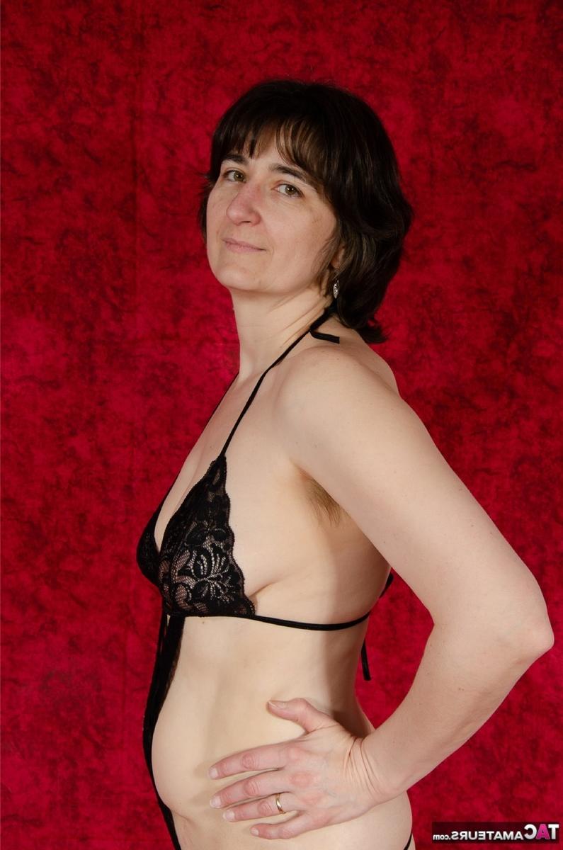 16P Die reife Brünette Hotmilf entblößt eine Brustwarze, während sie einen schwarzen Bikini trägt