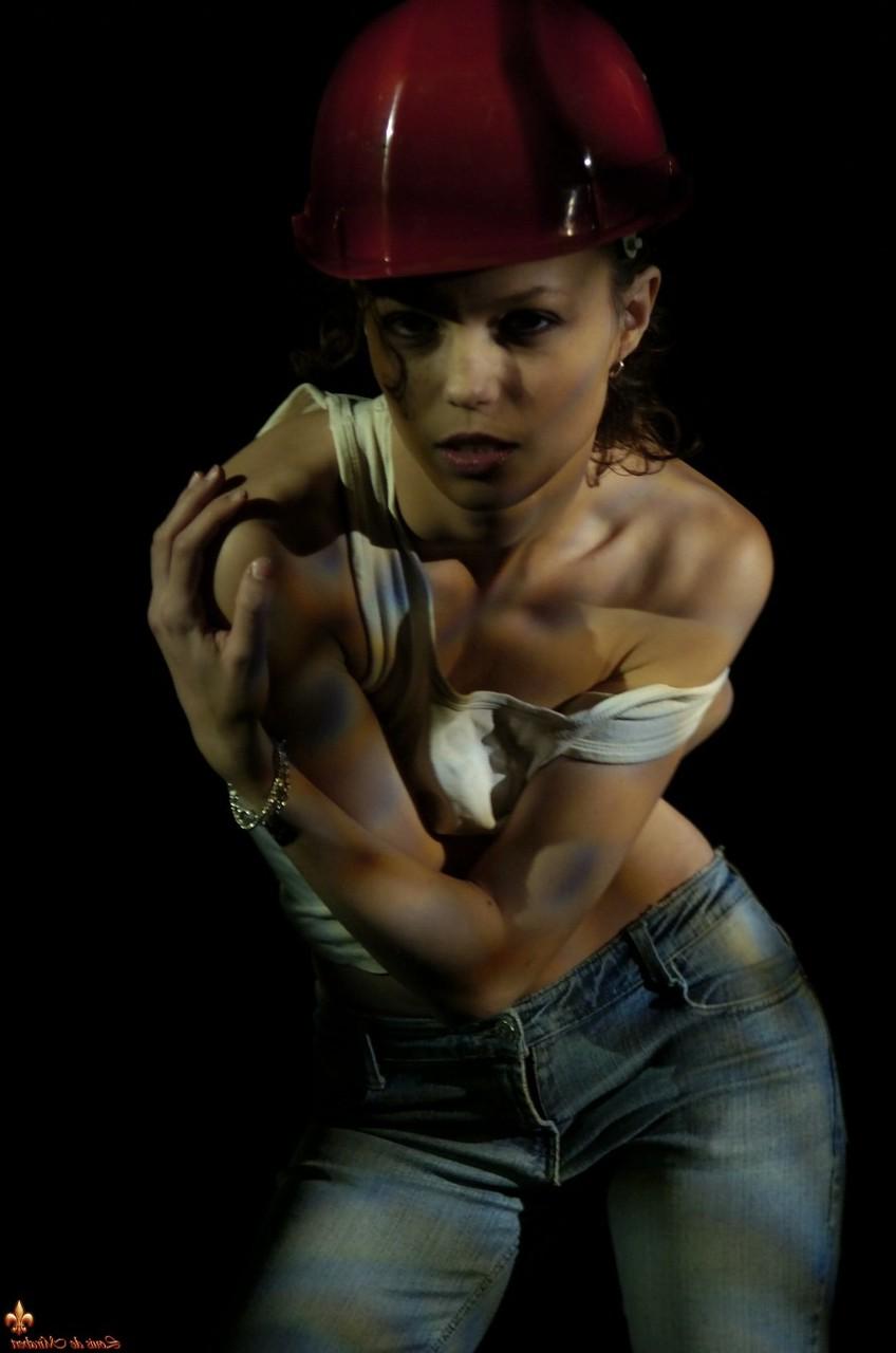 16P La sexy liana se desnuda en la oscuridad mientras usa un casco