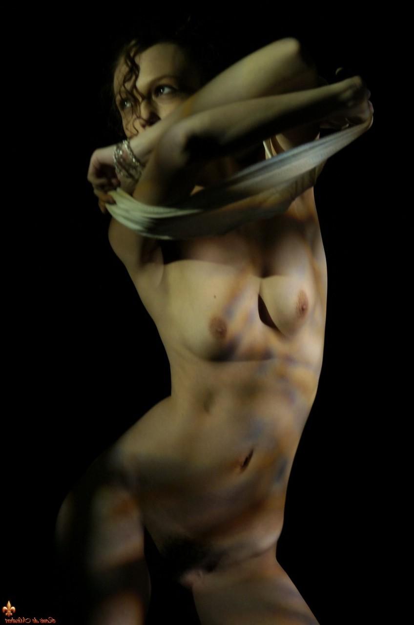 16P La sexy liana se desnuda en la oscuridad mientras usa un casco