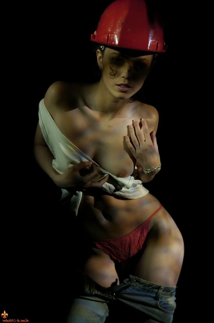16P La sexy liana se desnuda en la oscuridad mientras usa un casco