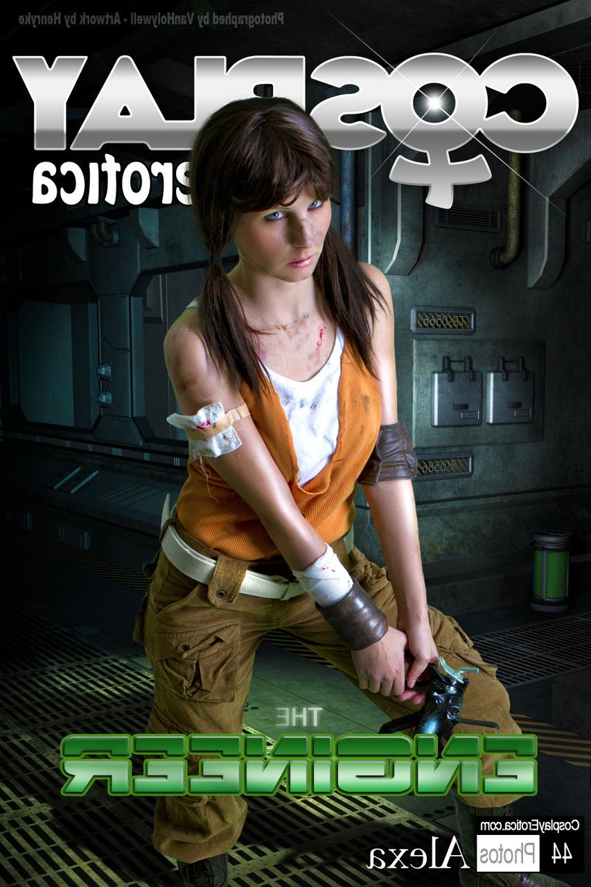 12P Cosplayerin bearbeitet ihren Hintern, nachdem sie ihre Hose über ein Gitter heruntergezogen hat