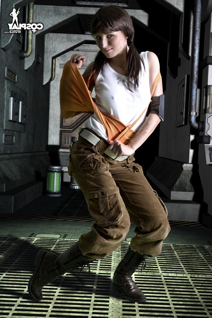 12P Cosplayerin bearbeitet ihren Hintern, nachdem sie ihre Hose über ein Gitter heruntergezogen hat