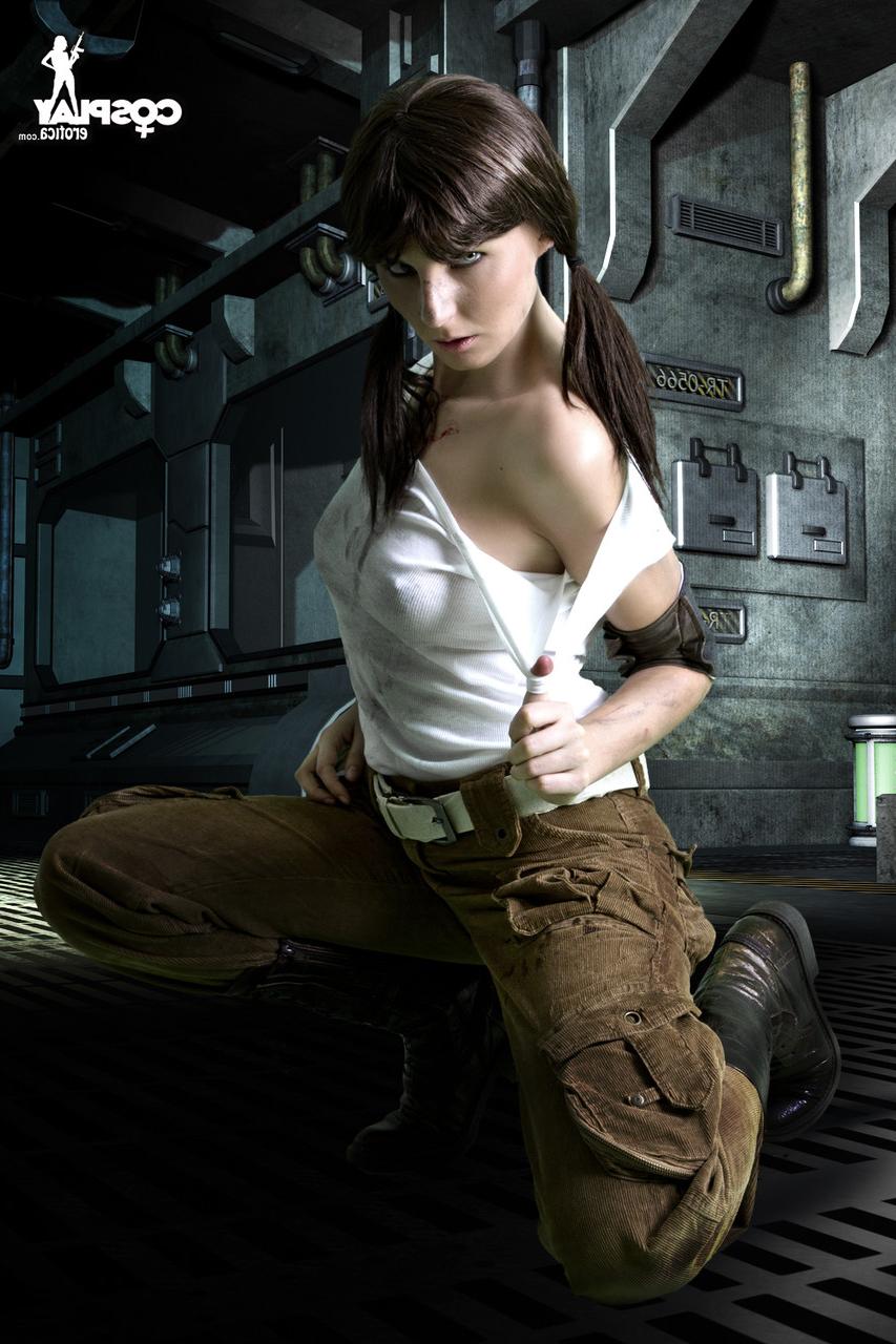 12P Cosplayerin bearbeitet ihren Hintern, nachdem sie ihre Hose über ein Gitter heruntergezogen hat