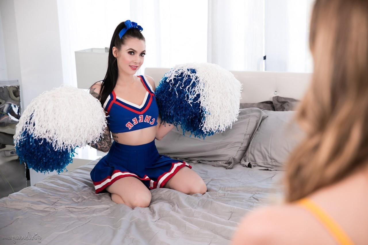 15P As lésbicas Marley Brinx e Cadence Lux comem bunda enquanto fazem sexo na cama