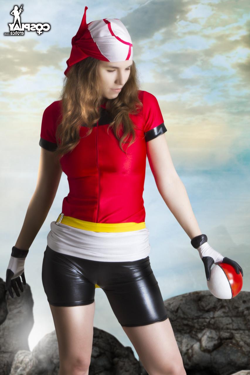 12P Cassie, rousse naturelle, travaille ses seins et sa chatte sans vêtements de cosplay.