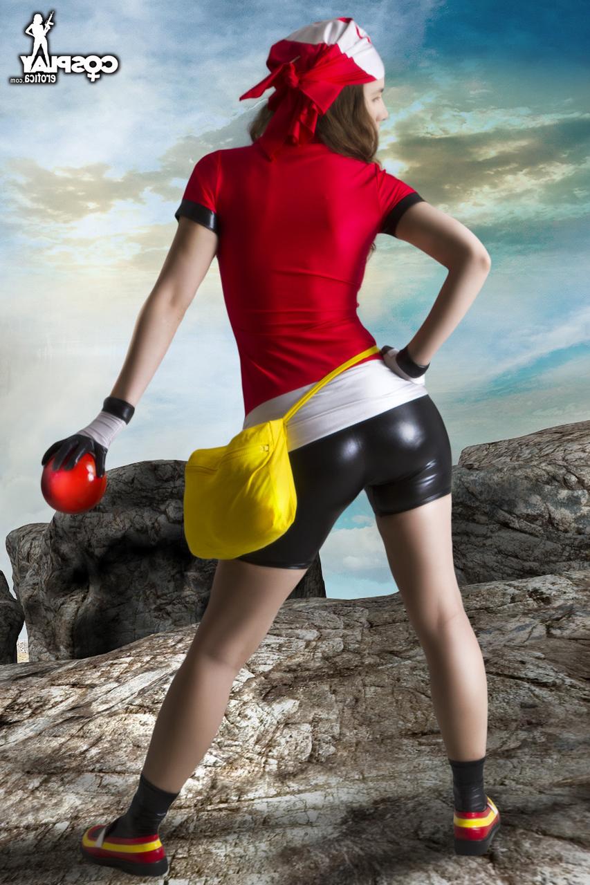 12P Cassie, rousse naturelle, travaille ses seins et sa chatte sans vêtements de cosplay.
