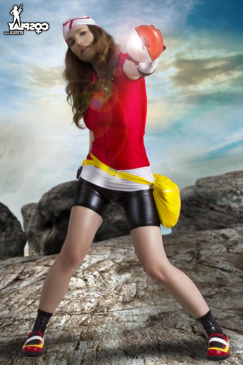 12P Cassie, rousse naturelle, travaille ses seins et sa chatte sans vêtements de cosplay.
