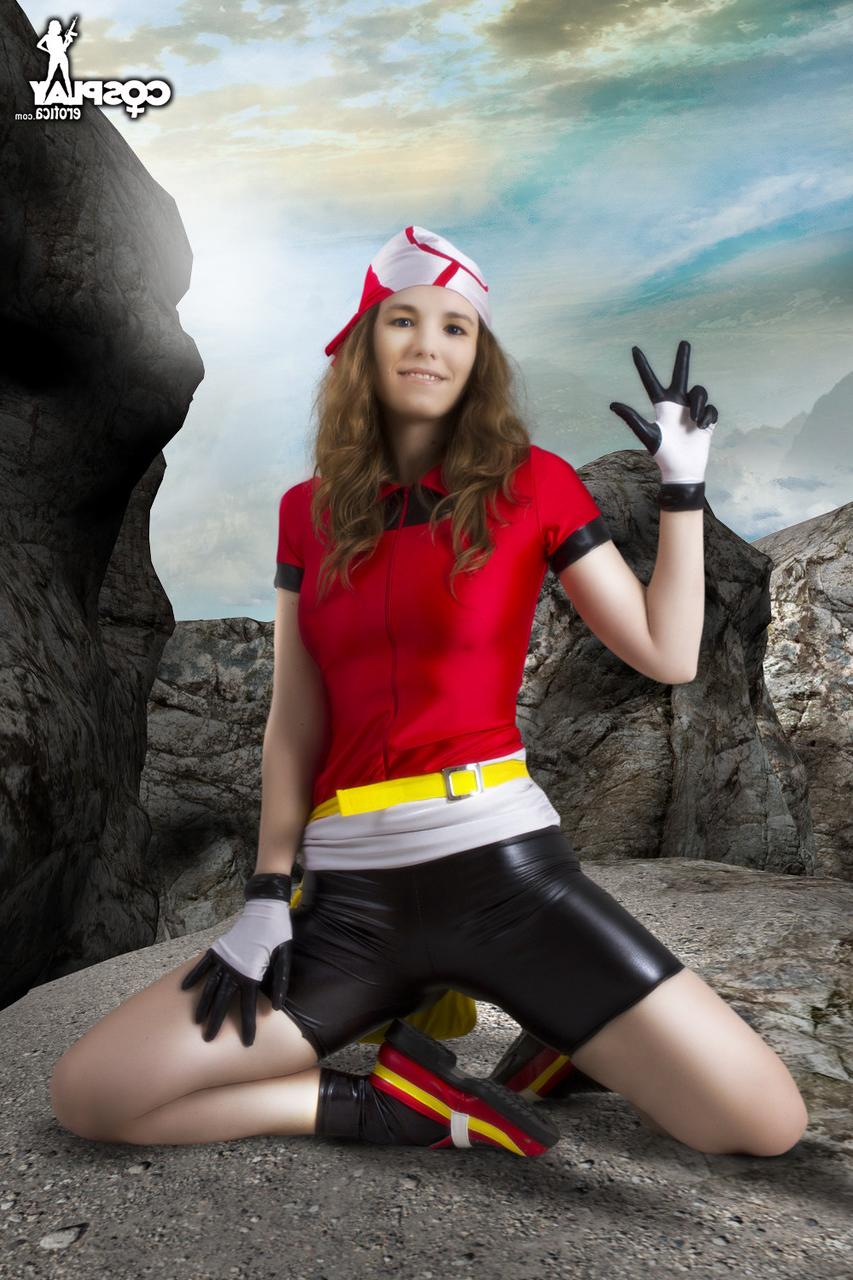 12P Cassie, rousse naturelle, travaille ses seins et sa chatte sans vêtements de cosplay.