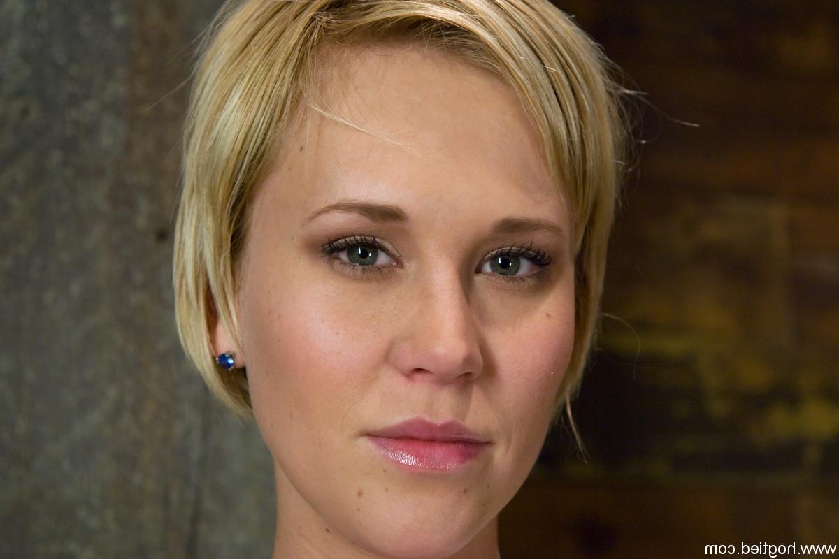 20P Loira com peitos grandes Carly Parker é amarrada e humilhada por seu mestre