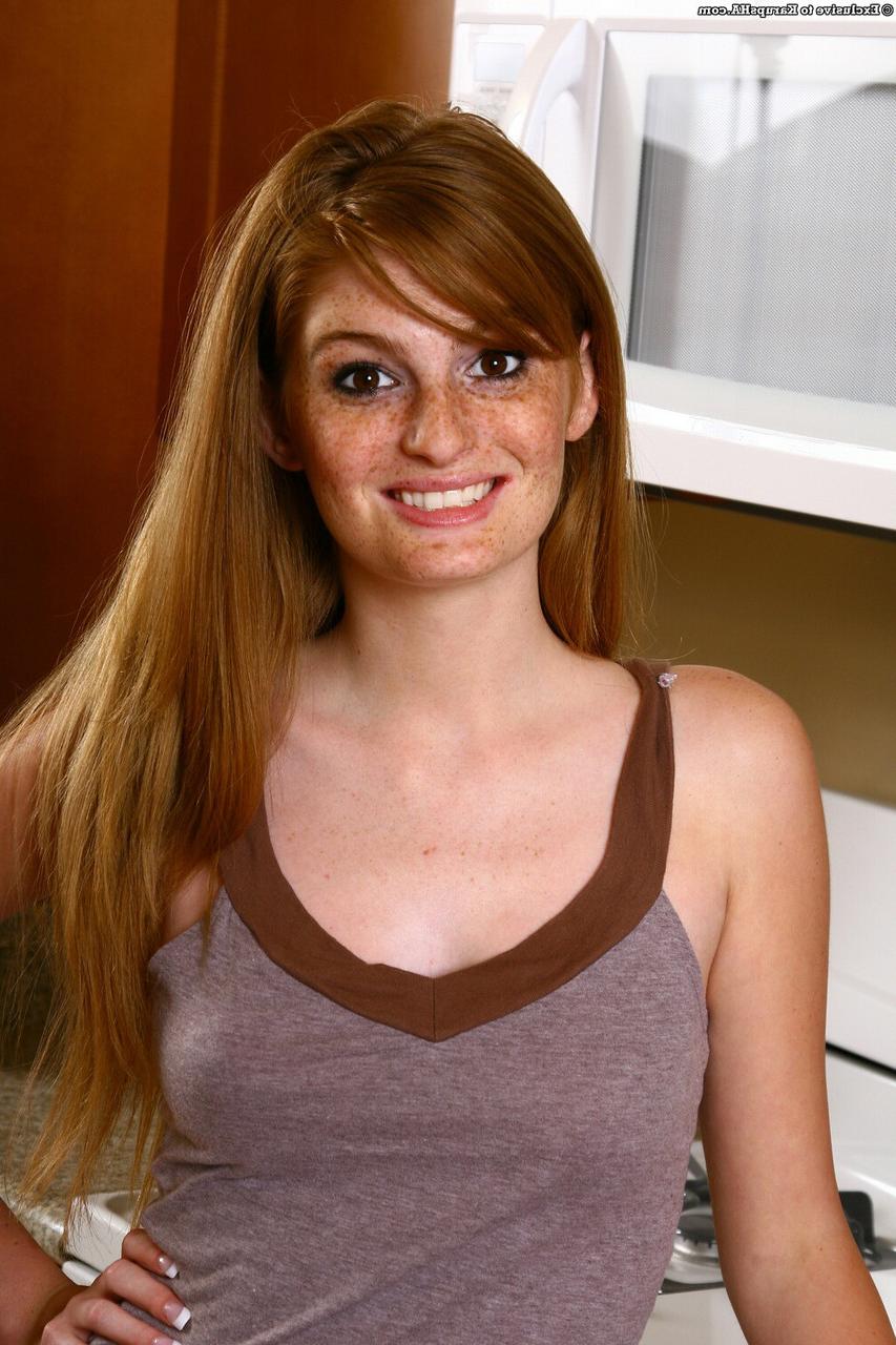 20P A adolescente ruiva sardenta Faye Valentine tira a roupa e posa nua na cozinha