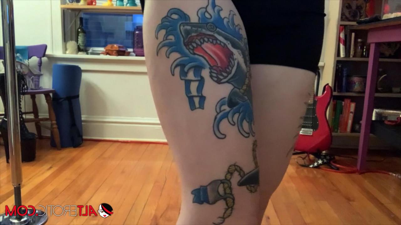 16P Tattooed chick Vex Voltage exercises before toying her pussy and asshole
